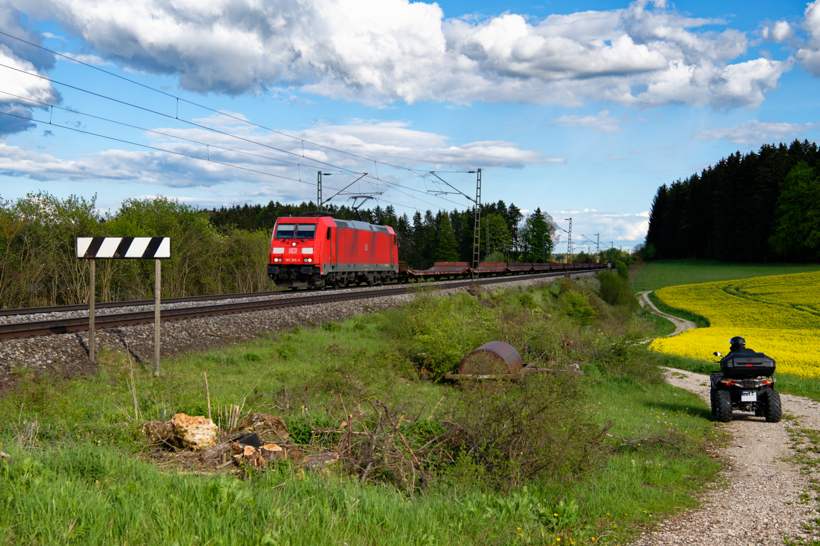 185 365 DB Cargo mit einem flachen leeren Autotransportzug bei Parsberg Richtung Nürnberg, 14.05.2021