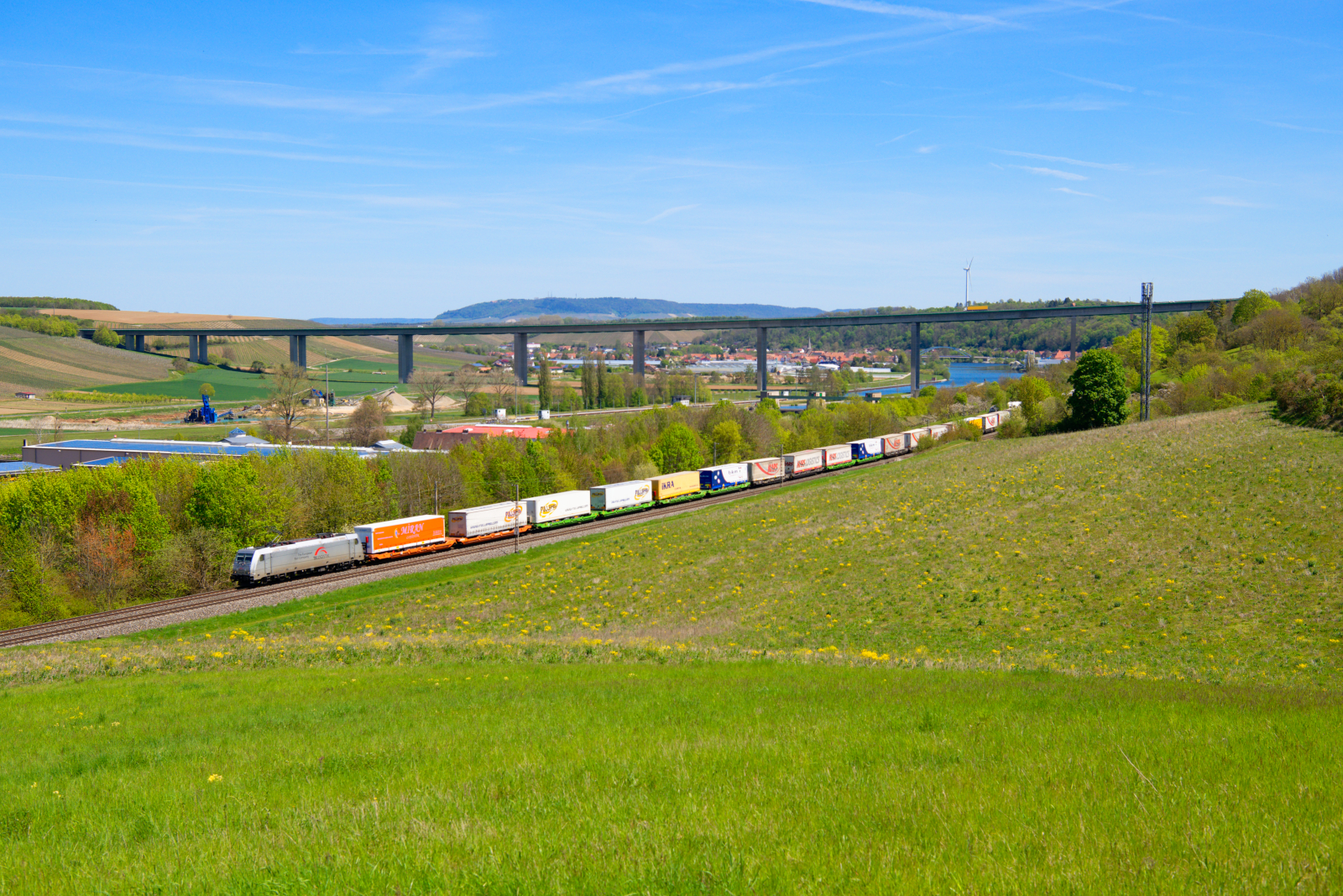 185 418 TXL mit einem KLV-Zug bei Marktbreit Richtung Würzburg, 09.05.2021