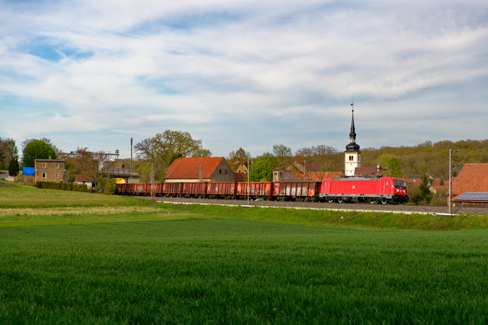 187 111 DB Cargo mit einem gemischten Güterzug bei Gnötzheim Richtung Ansbach, 09.05.2021