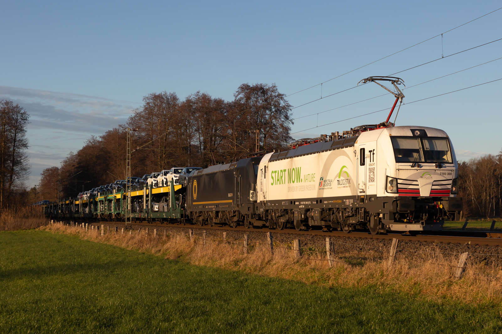 193 300 im Doppelpack mit ihrer Schwesterlok nach Hannover bei Langwedel Rohrsen. 30.11.24