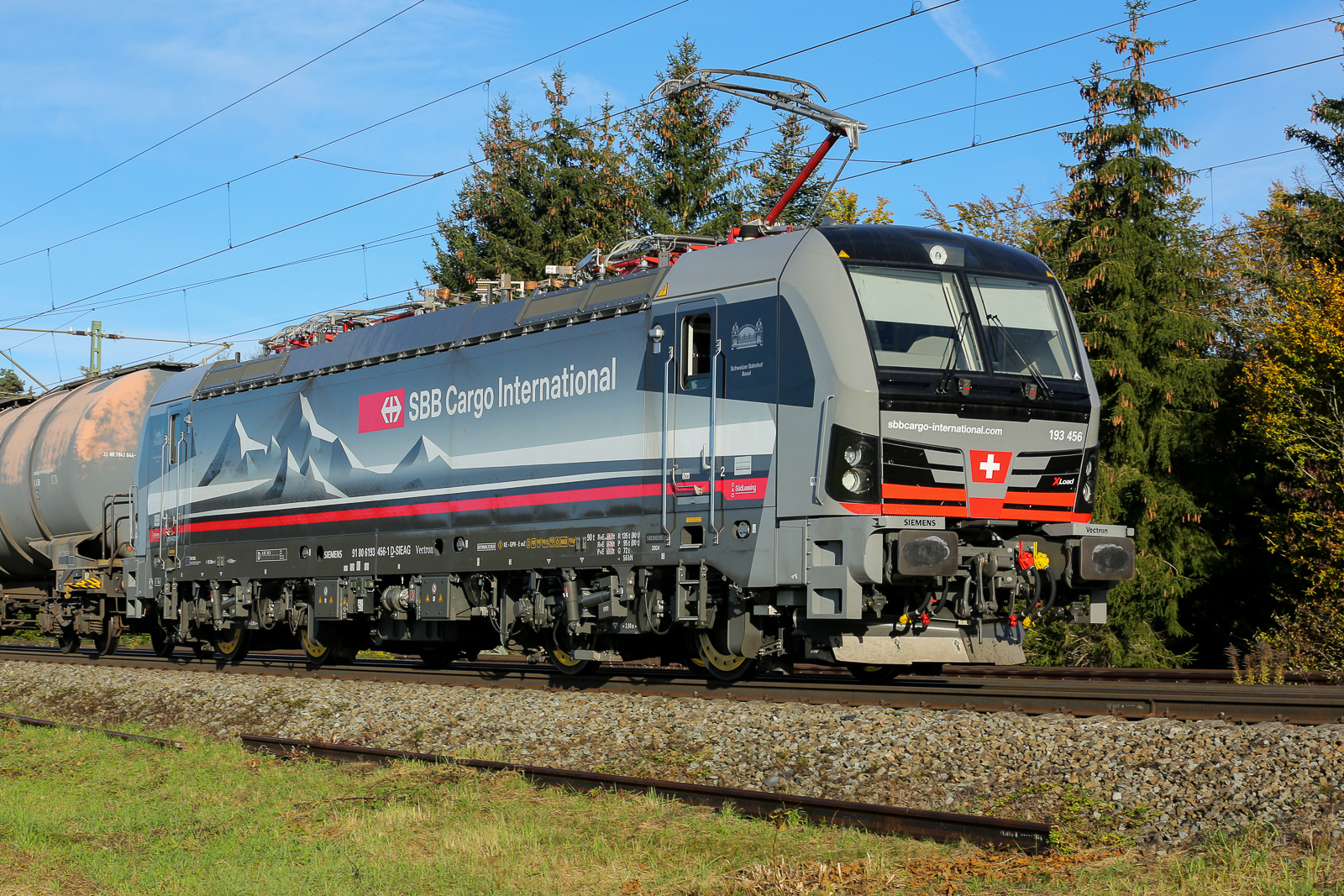 193 456 der SBB auf Abwegen am  16.10.2024 im Münchner Osten bei Eglharting in Richtung Salzburg. An der Strecke liegt immer noch ein altes Stück Schiene seit einem Jahr.