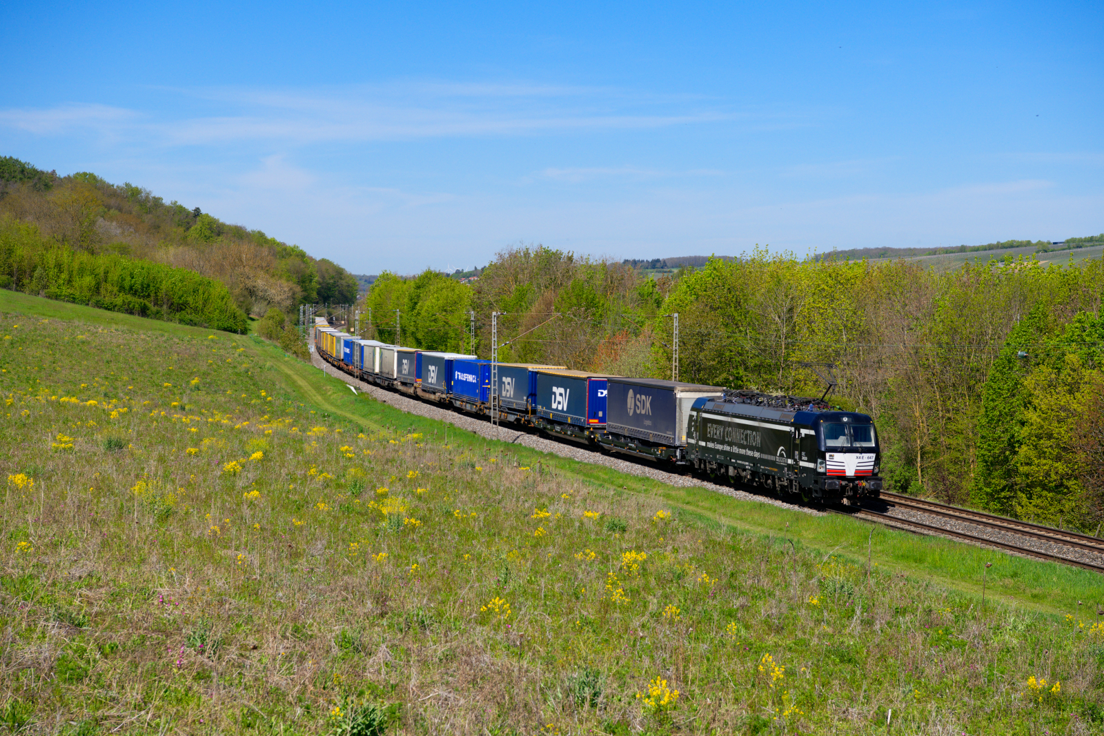 193 647 MRCE/TXL  Every Connection - makes Europe shine a little more these days  mit DGS 43141 (Lübeck Skandinavienkai - Verona Q. E.) bei Marktbreit Richtung Ansbach, 09.05.2021 