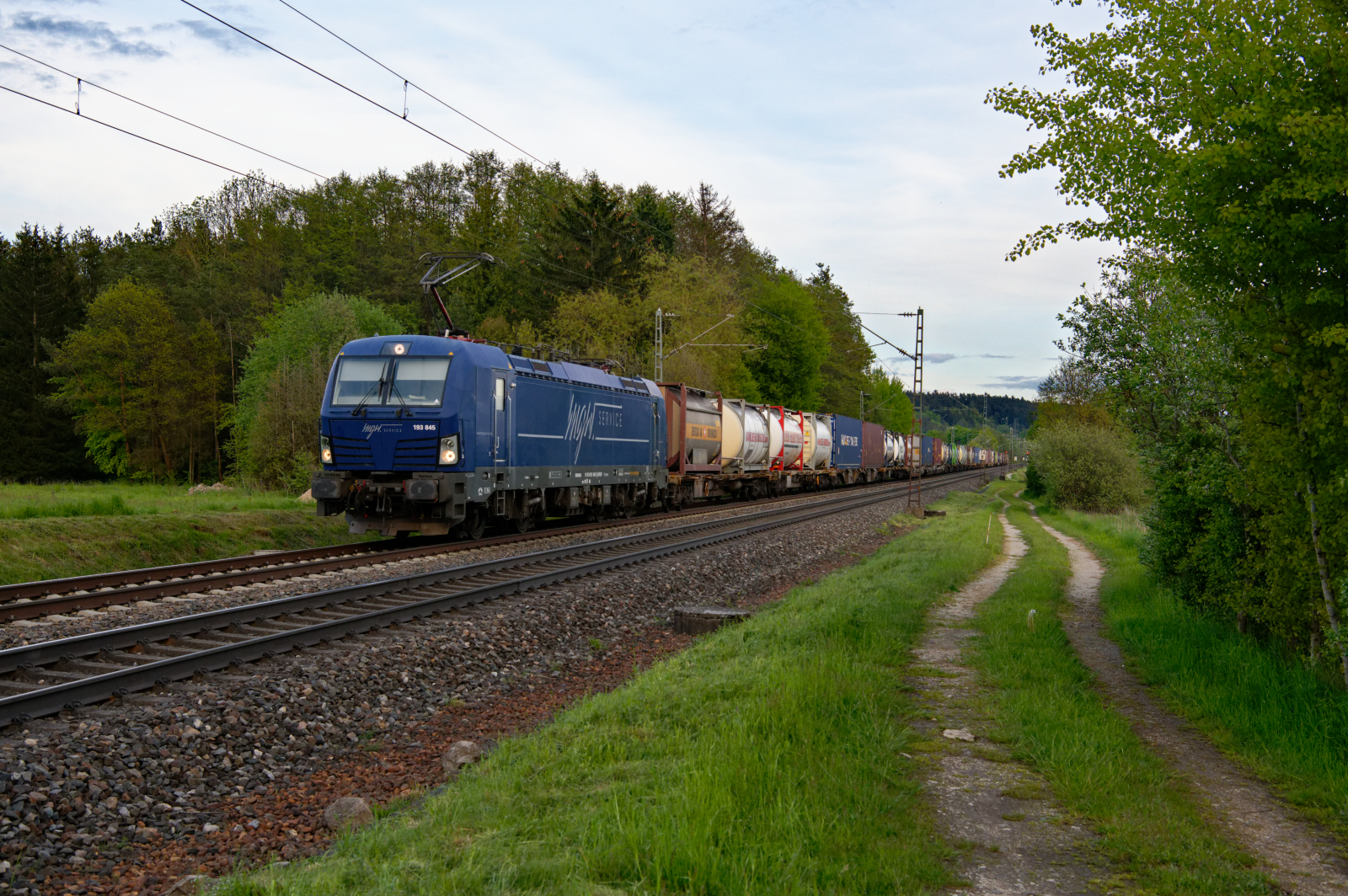 193 845 MGW/WLC mit einem Tankcontainer KLV bei Postbauer-Heng Richtung Nürnberg, 20.05.2021