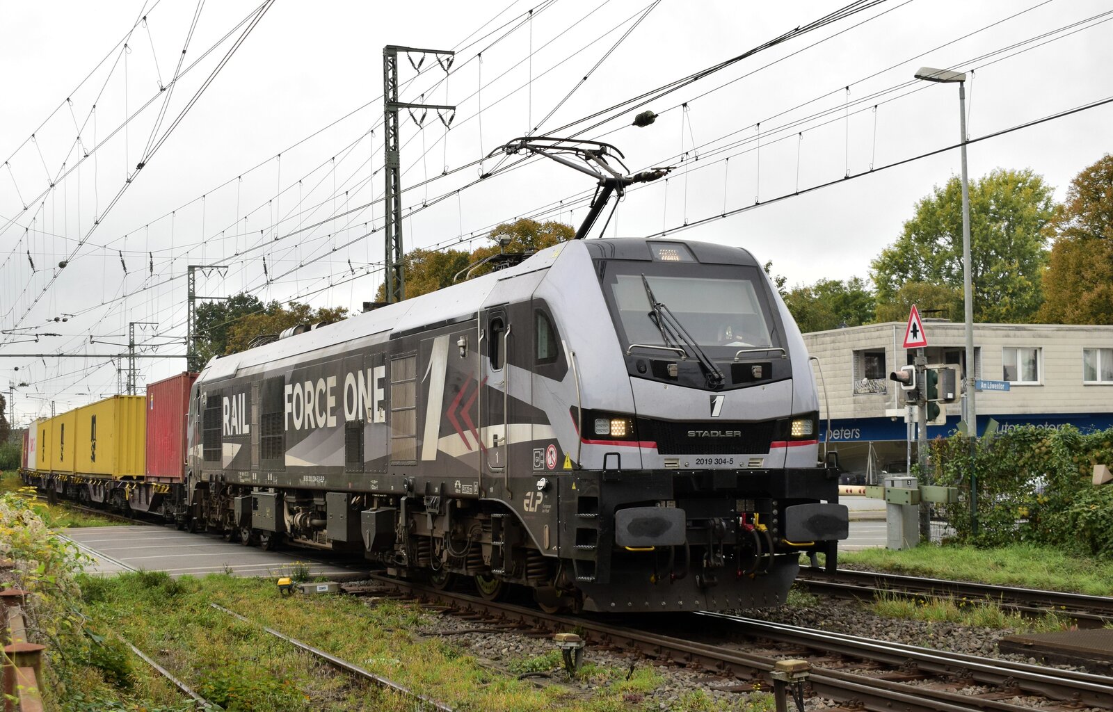 2019 304 von Rail Force One fährt mit einem Containerzug von den Niederlanden kommend in Emmerich ein.

Emmerich 12.10.2024 