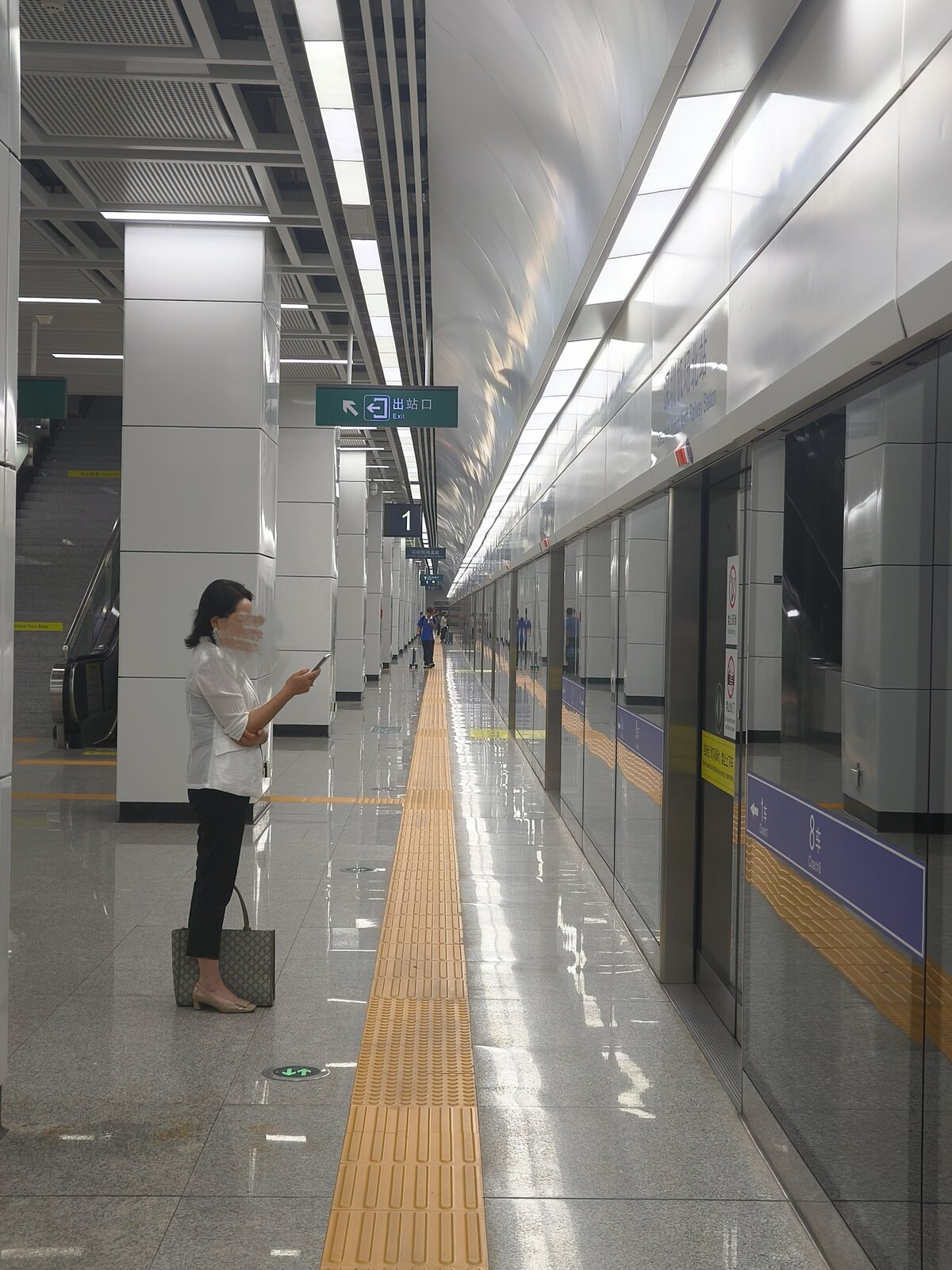 2024.10.11, PDRIR ShenZhen Airport North Station, GuangZhou-ShenZhen ICR. The station was mostly plain except having platfoom doors, which certainly makes it feels much safer despite low amount of passenger.
///
2024.10.11, PDRIR ShenZhen Airport North Station, GuangZhou-ShenZhen ICR. Der Bahnhof war größtenteils schlicht, außer dass er Plattentüren hatte, was ihn trotz des geringen Passagieraufkommens viel sicherer macht.