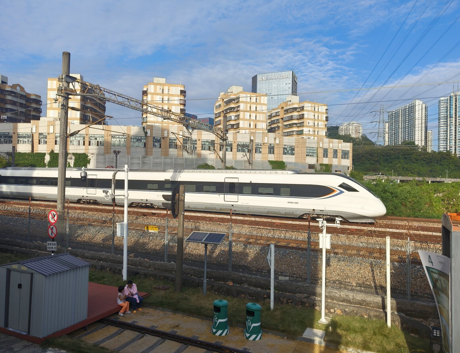 2024.10.13, CRH6A 4504, on GuangZhou---ShenZhen Railway near the ShenZhen Railway Museum. GuangDong Prov. was the pioneer on introducing Intercity Railway (ICR) that focus more on regional station than the Long Distance HSR services. CRH6 series are the 1st CRH that does not share a foreign origin design and the 1st CRH that does not (always) use  HeXie  as train name. CRH6 was widely spread across multiple ICR systems, with this CRH6A running on the G-S Railway rated 200kph vmax to utilize the high speed track. 4504 had additional blue line on livery, which means it has 1st class and has High-End interior design with 1st class instead of regular ICR, and belongs to the ShenZhen---MaoMing Railway Co.Ltd, SZMMRC was unheard of and was likely just internal company of CR GuangZhou.
///
2024.10.13, CRH6A 4504, auf der GuangZhou---ShenZhen Railway in der Nähe des ShenZhen Railway Museum. Die Provinz Guangdong war der Pionier bei der Einführung der Intercity Railway (ICR), die sich mehr auf Regionalbahnhöfe als auf den HSR-Fernverkehr konzentriert. Die CRH6-Serie ist die erste CRH, die kein ausländisches Design verwendet und die erste CRH, die nicht (immer) „HeXie“ als Zugnamen verwendet. Der CRH6 wurde auf mehreren ICR-Systemen eingesetzt, wobei dieser CRH6A auf der G-S-Bahn mit einer Höchstgeschwindigkeit von 200 km/h fuhr, um die Hochgeschwindigkeitsstrecke zu nutzen. 4504 hatte eine zusätzliche blaue Linie auf der Lackierung, was bedeutet, dass er die 1. Klasse hat und eine High-End-Innenausstattung mit 1. Klasse anstelle der regulären ICR hat, und er gehört zur ShenZhen---MaoMing Railway Co.Ltd, SZMMRC war unbekannt und war wahrscheinlich nur ein internes Unternehmen der CR GuangZhou.