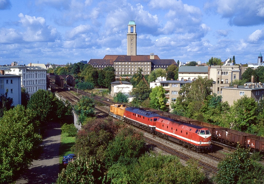 229 171 vor der Kulisse des Spandauer Rathauses, 04.10.1994.