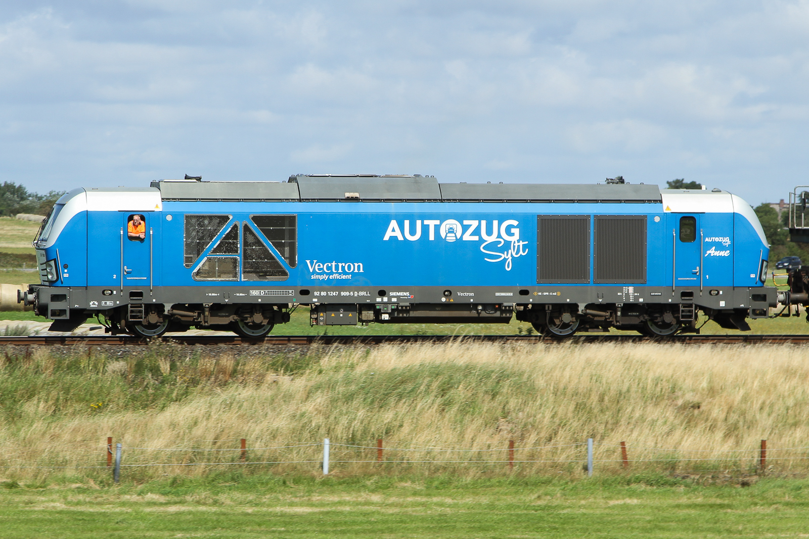 247 909  Anne  von RDC Autozug Sylt am 28.7.2024 zwischen Tinnum und Keitum.