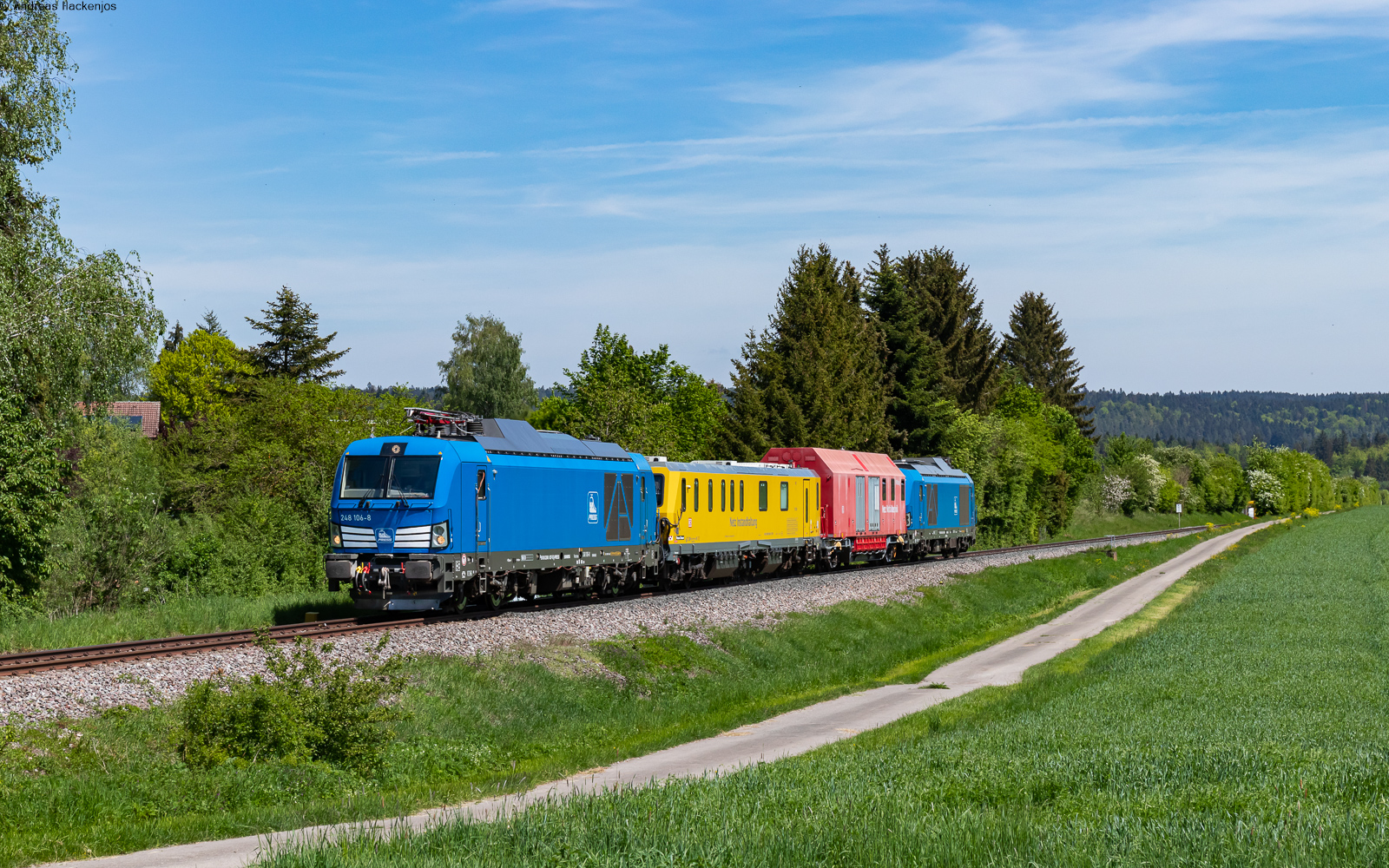 248 027 und 248 026 mit dem Mess 94351 (Talhausen - St.Georgen) bei Lauffen 11.5.24