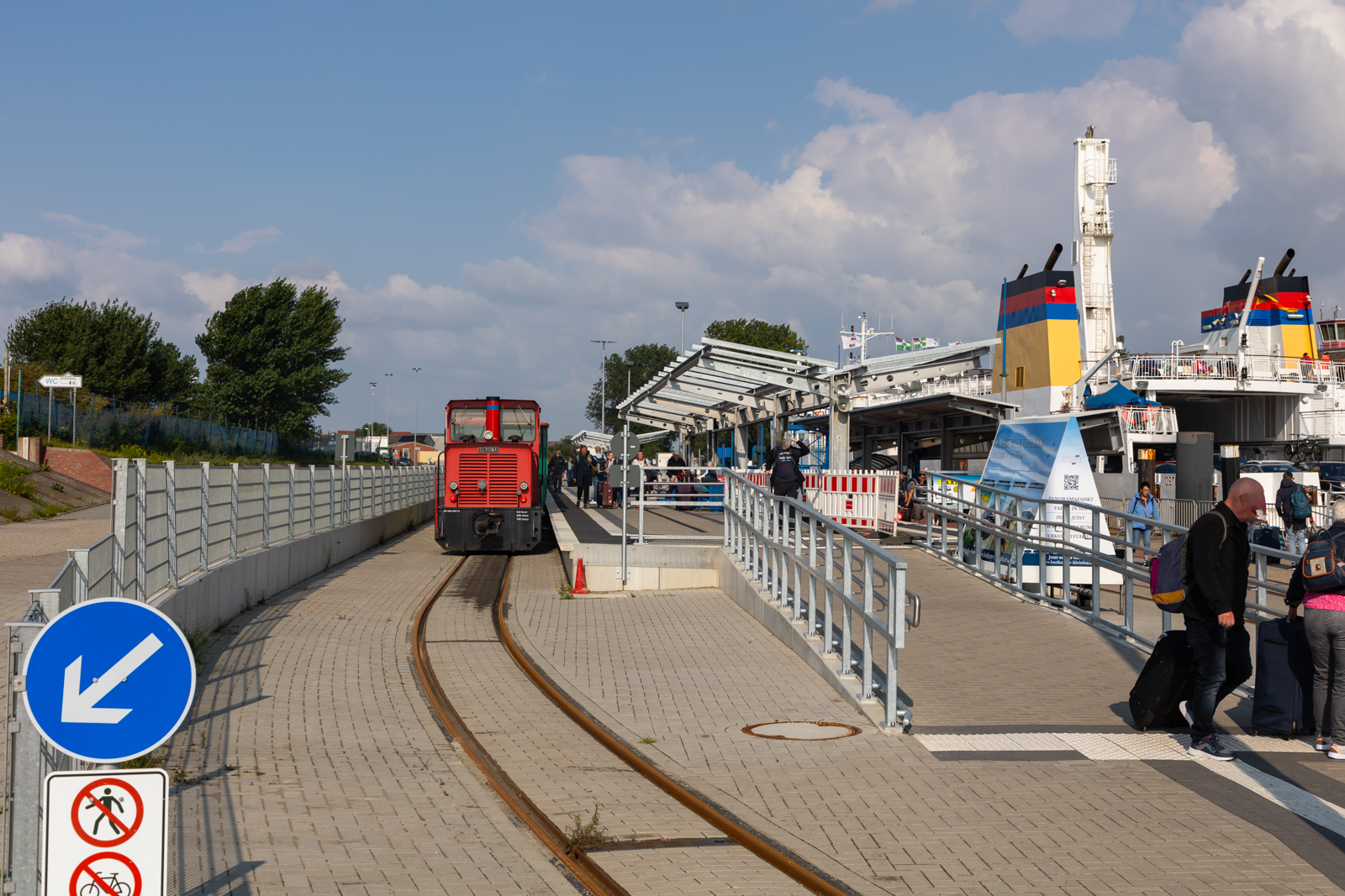 25.8.24: Die Gleis- und Bahnsteigbauarbeiten sind soweit abgeschlossen im Bahnhof Borkum Reede der Borkumer Kleinbahn. Einzig das Dach fehlt noch. Jetzt wird auch das  neue  Gleis für den Passagierverkehr verwendet.