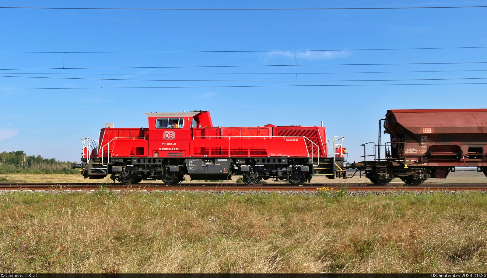 261 084-8 (Voith Gravita 10 BB) wird dem Bahnhof Röblingen am See zwei Schwenkdachwagen mit der Bezeichnung  Tads-z  übergeben und konnte bei Eisdorf (Teutschenthal) seitlich festgehalten werden.

🧰 DB Cargo
🕓 3.9.2024 | 10:23 Uhr