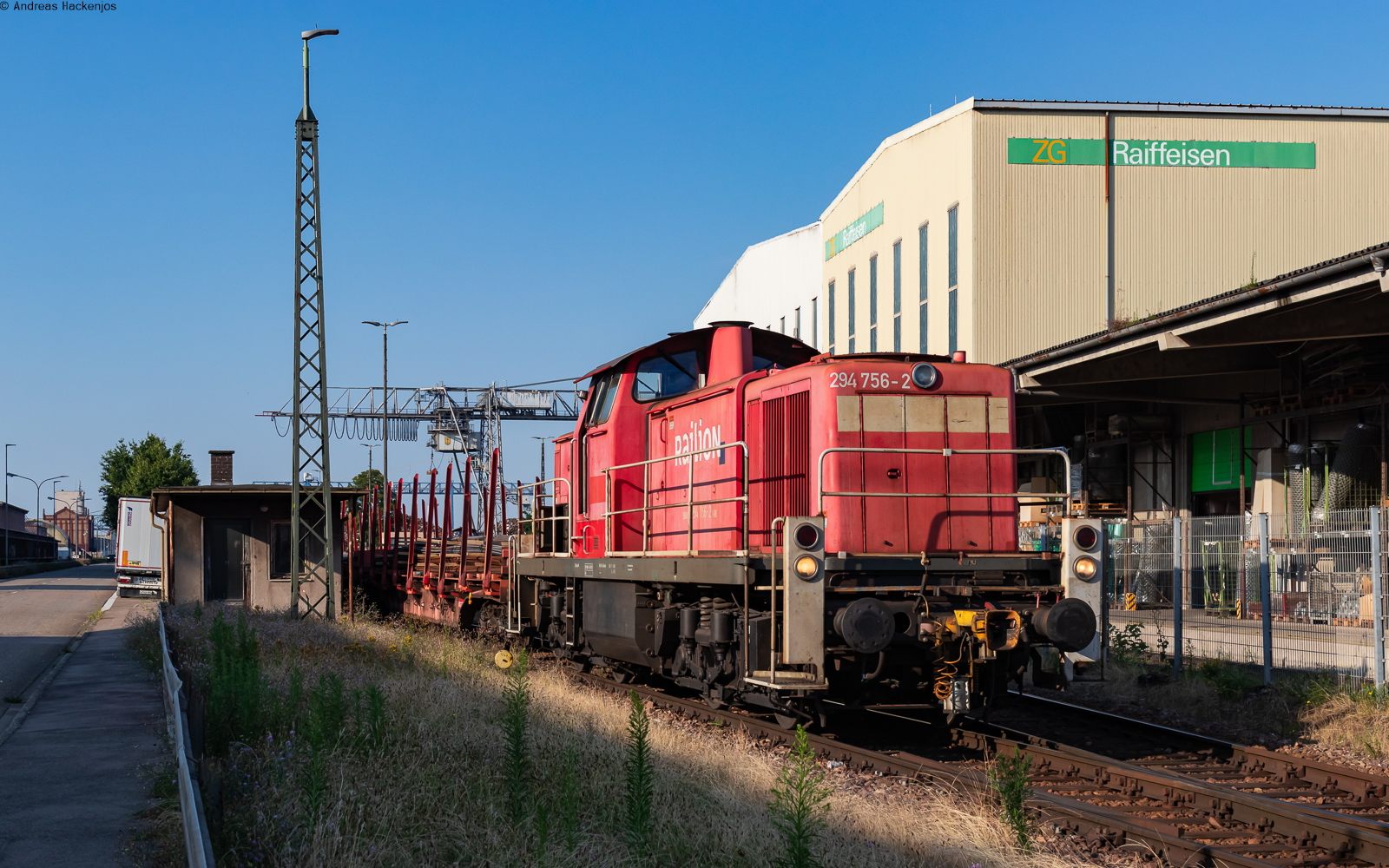 294 756 rangiert Güterwagen im Kehler Hafen 19.7.24