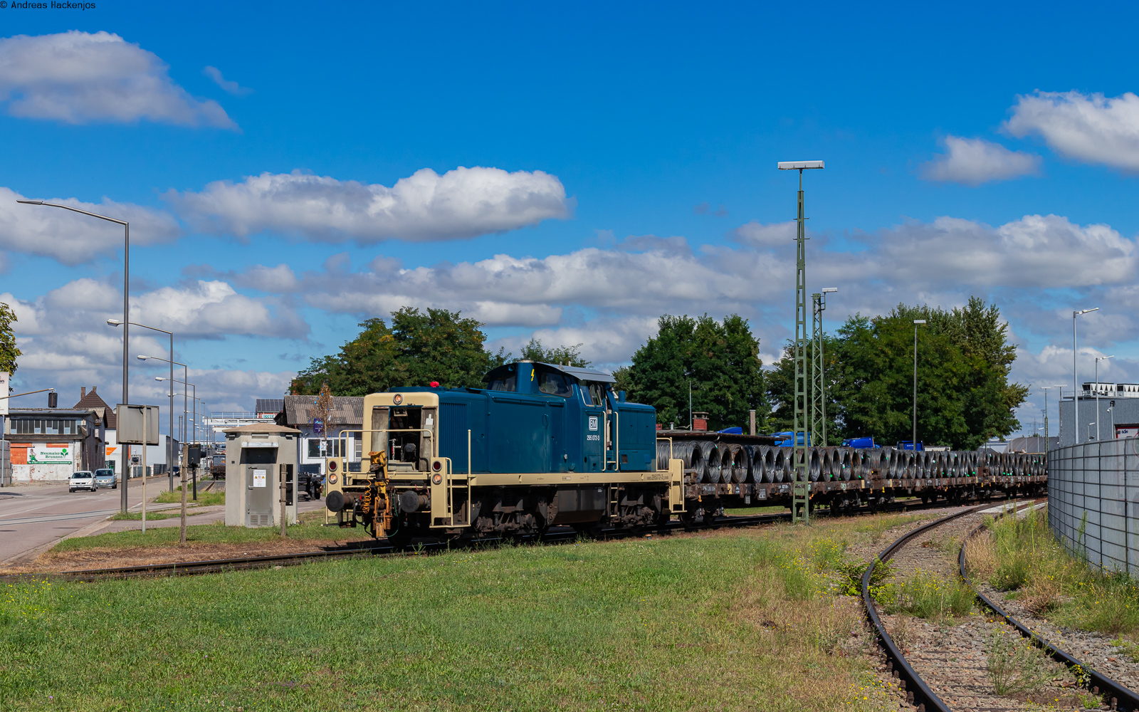 295 072 der BM Bahndienste mit einem Drahtrollenzug im Kehler Hafen 6.9.24