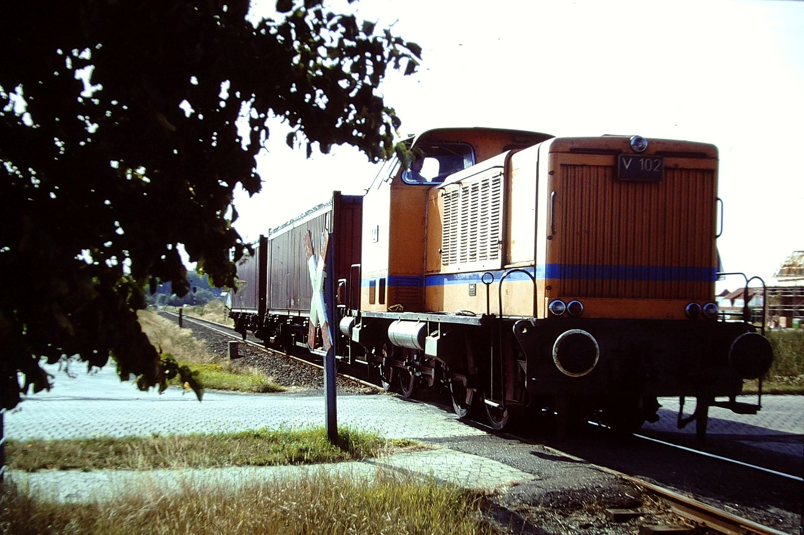 29.Juli 1992 bei Kirchweyhe  V 102 der (BTh) ex. kleinbahn Bremen-Thedinghausen Bild 2 . Meine Familie und ich waren zu Besuch bei Verwandschaft in Kirchweyhe und ich nutzte es ein paar Fotos zu machen