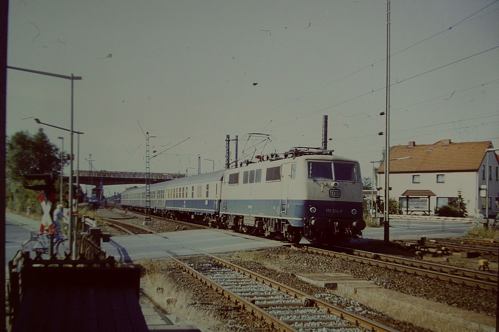 29.Juli 1992 Bf.-Kirchweyhe 110 014-7 mit E 3321 . Meine Familie und ich waren zu Besuch bei Verwandschaft in Kirchweyhe und ich nutzte es ein paar Fotos zu machen