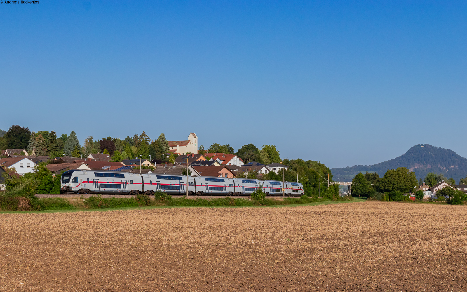 4010 107 als IC 181 / RE 50181 (Stuttgart Hbf - Zürich HB/Singen) bei Mühlhausen 29.8.24