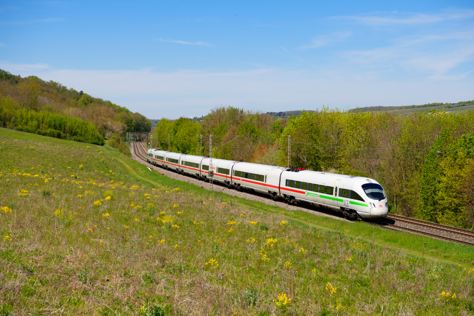 411 055 DB Fernverkehr  Oschatz  als ICE 91 (Hamburg-Altona - Wien Hbf) bei Marktbreit, 09.05.2021