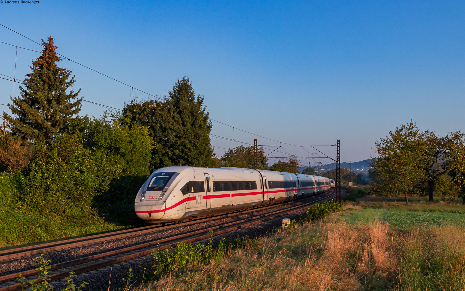 412 087 als ICE 271 (Frankfurt(Main)Hbf – Chur) bei Kollmarsreute 20.9.24