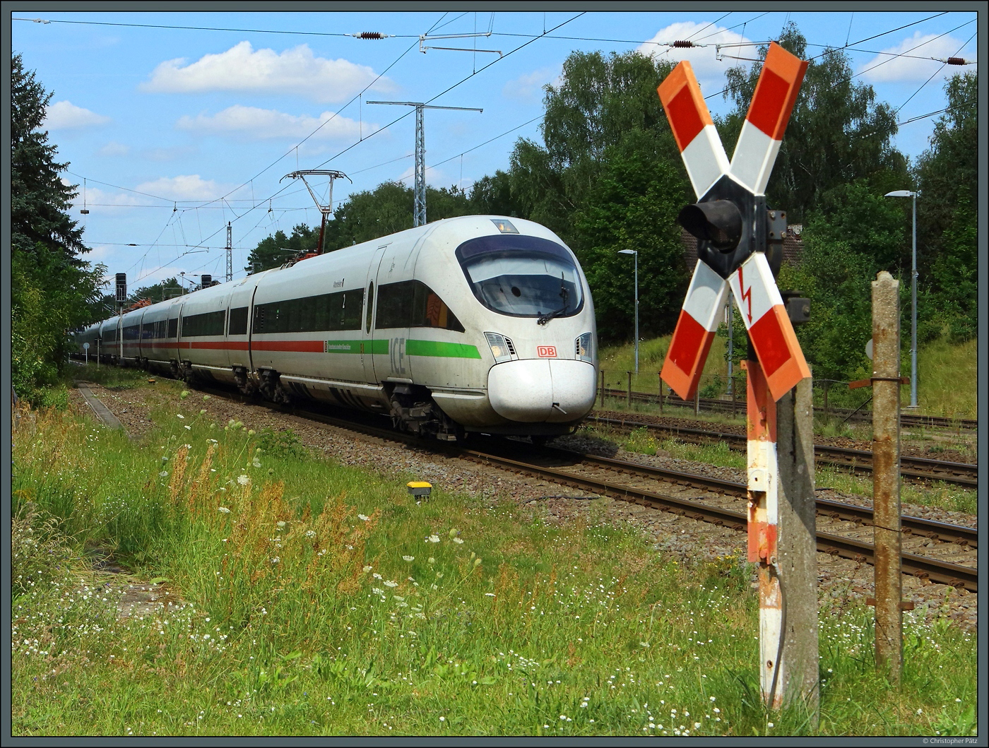 415 003  Altenbeken  fährt am 03.08.2024 durch den Bahnhof Medewitz, wo noch ein WSSB-BÜ mit Blinklicht im Einsatz ist. 