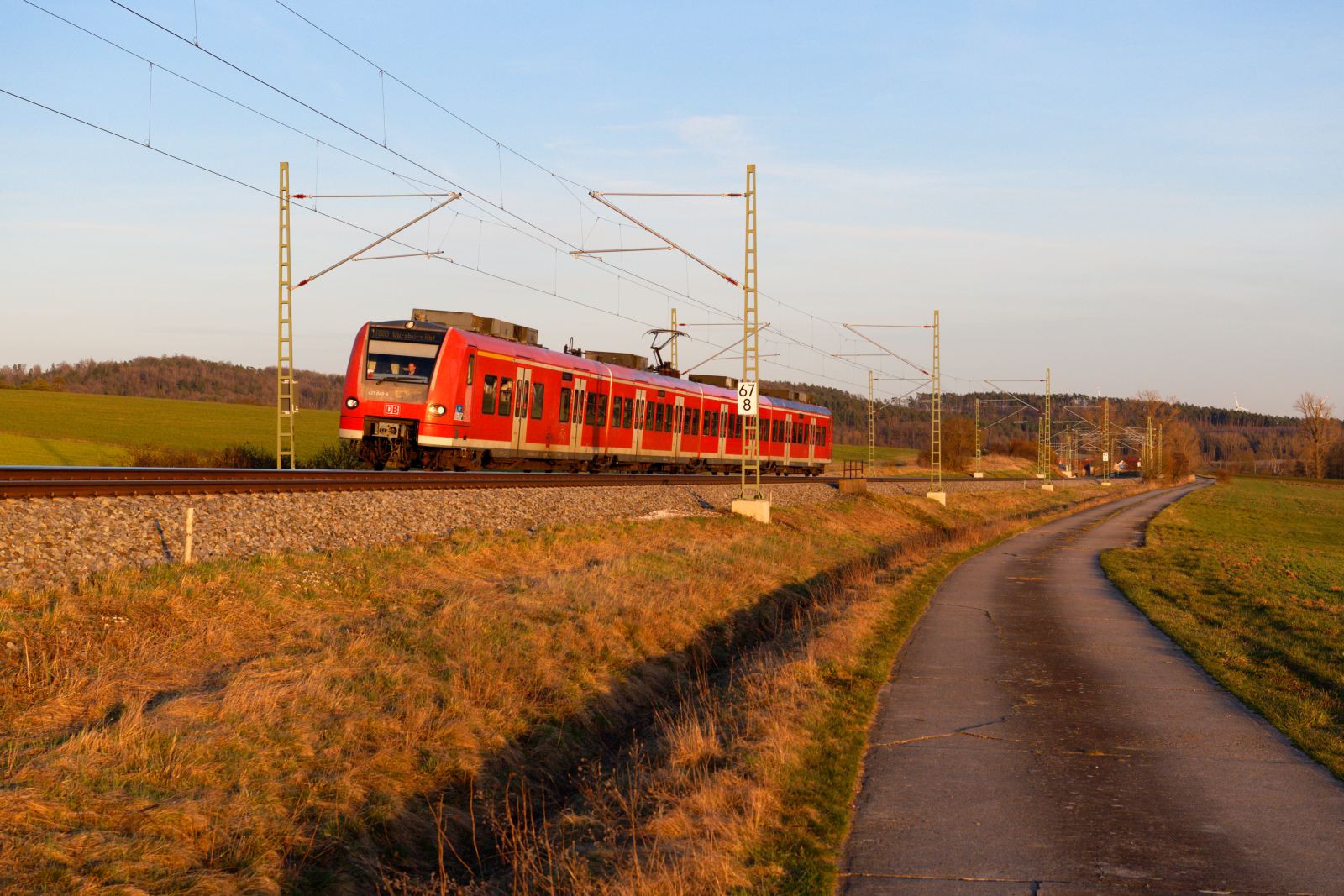 425 048 DB Regio als RE 58126 (Treuchtlingen - Würzburg Hbf) bei Oberdachstetten, 29.03.2021