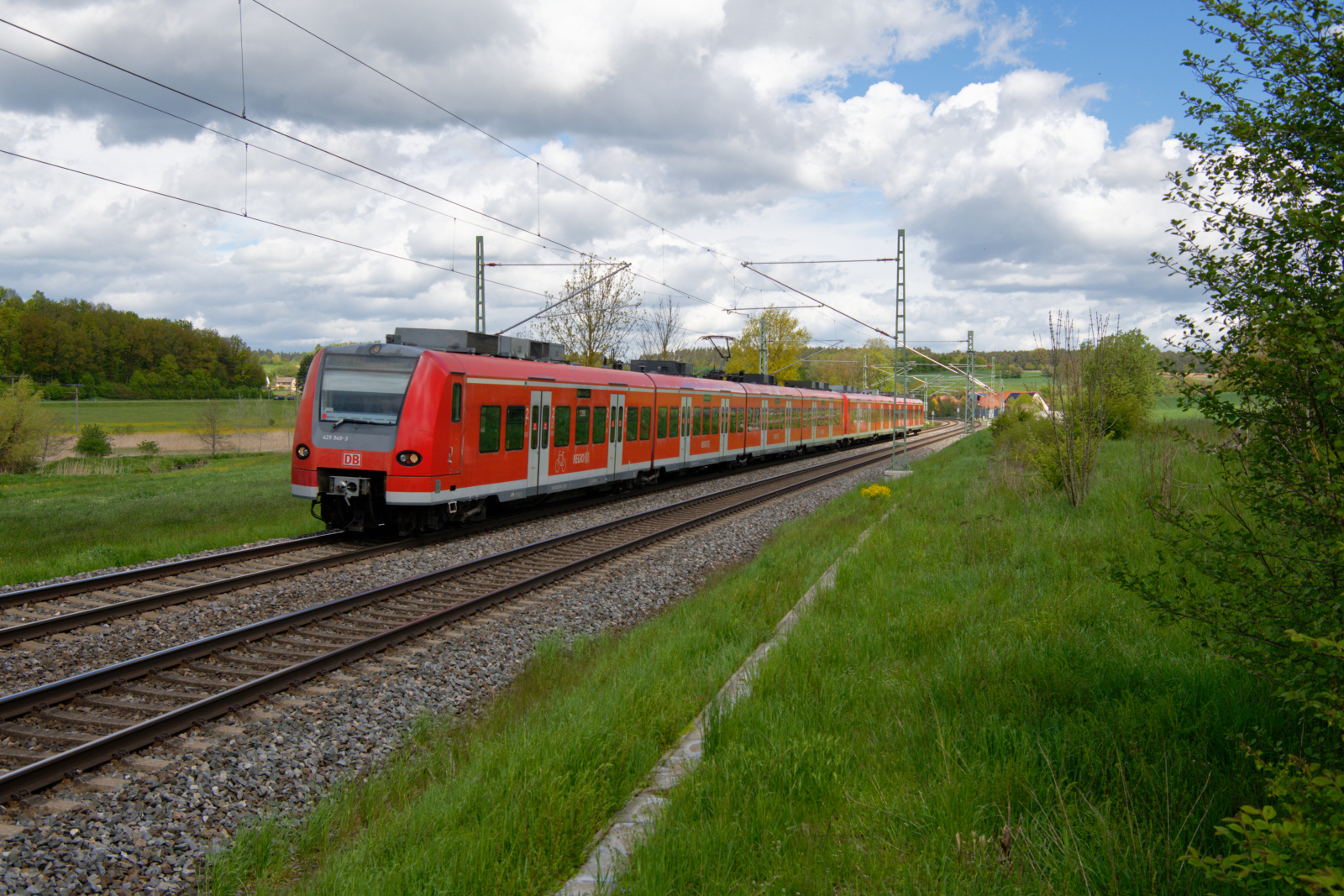 425 049 DB Regio als RB 58115 (Würzburg Hbf - Treuchtlingen) bei Lehrberg, 22.05.2021