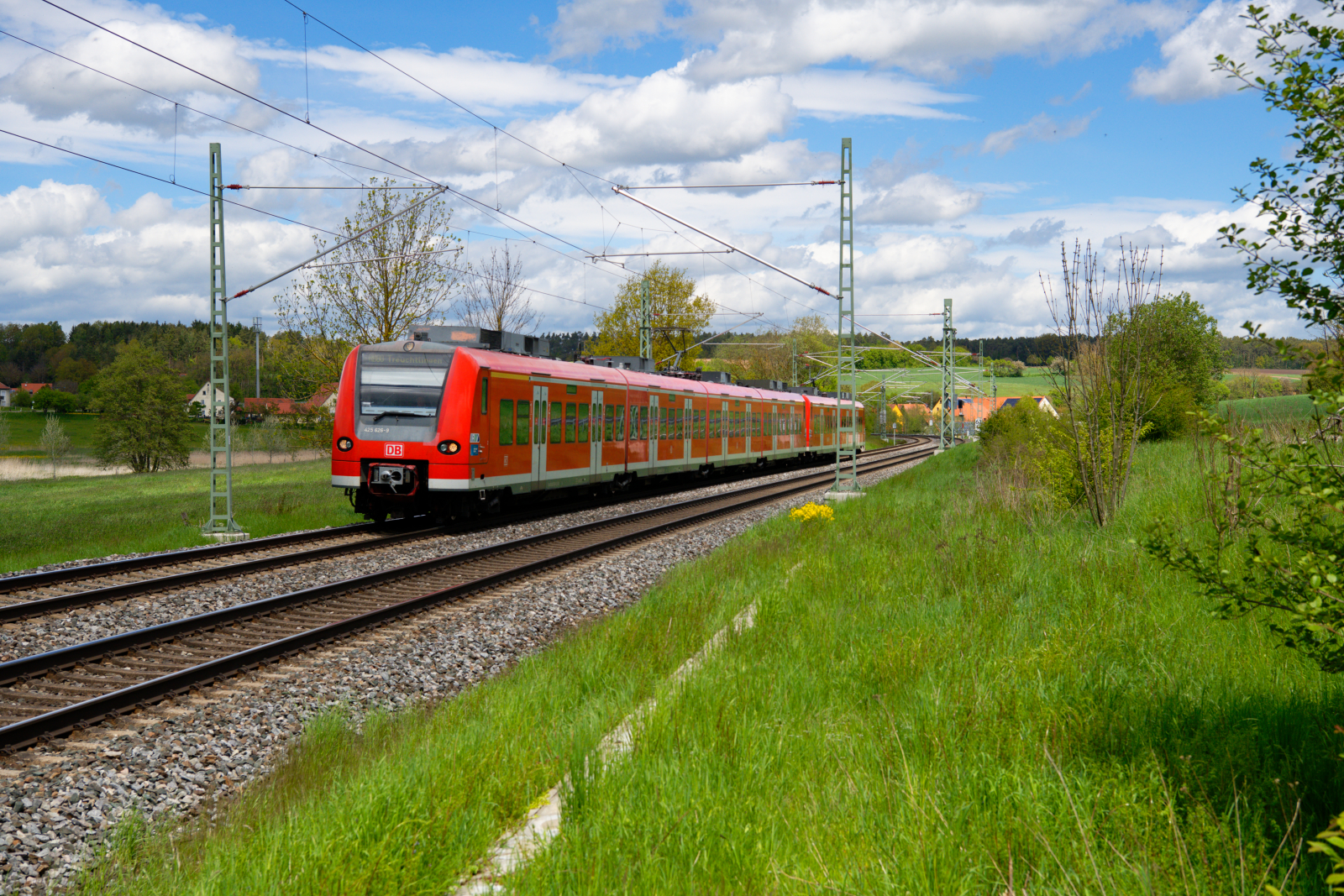 425 126 DB Regio als RB 58117 (Würzburg Hbf - Treuchtlingen) bei Lehrberg, 22.05.2021