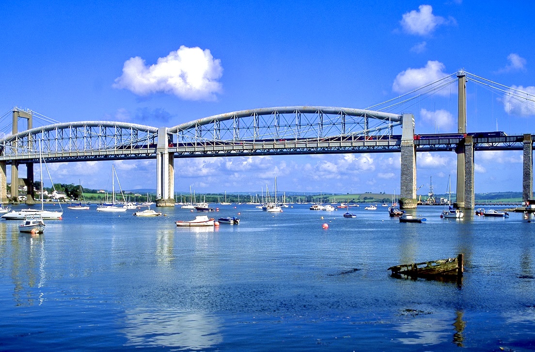 43170 und 43165 als HST 08.28 Penzance berquert den Tamar bei Saltash, 31.08.2010. Die Royal Albert Bridge wurde von Isambard Kingdom Brunel entworfen und 1859 fertiggestellt.