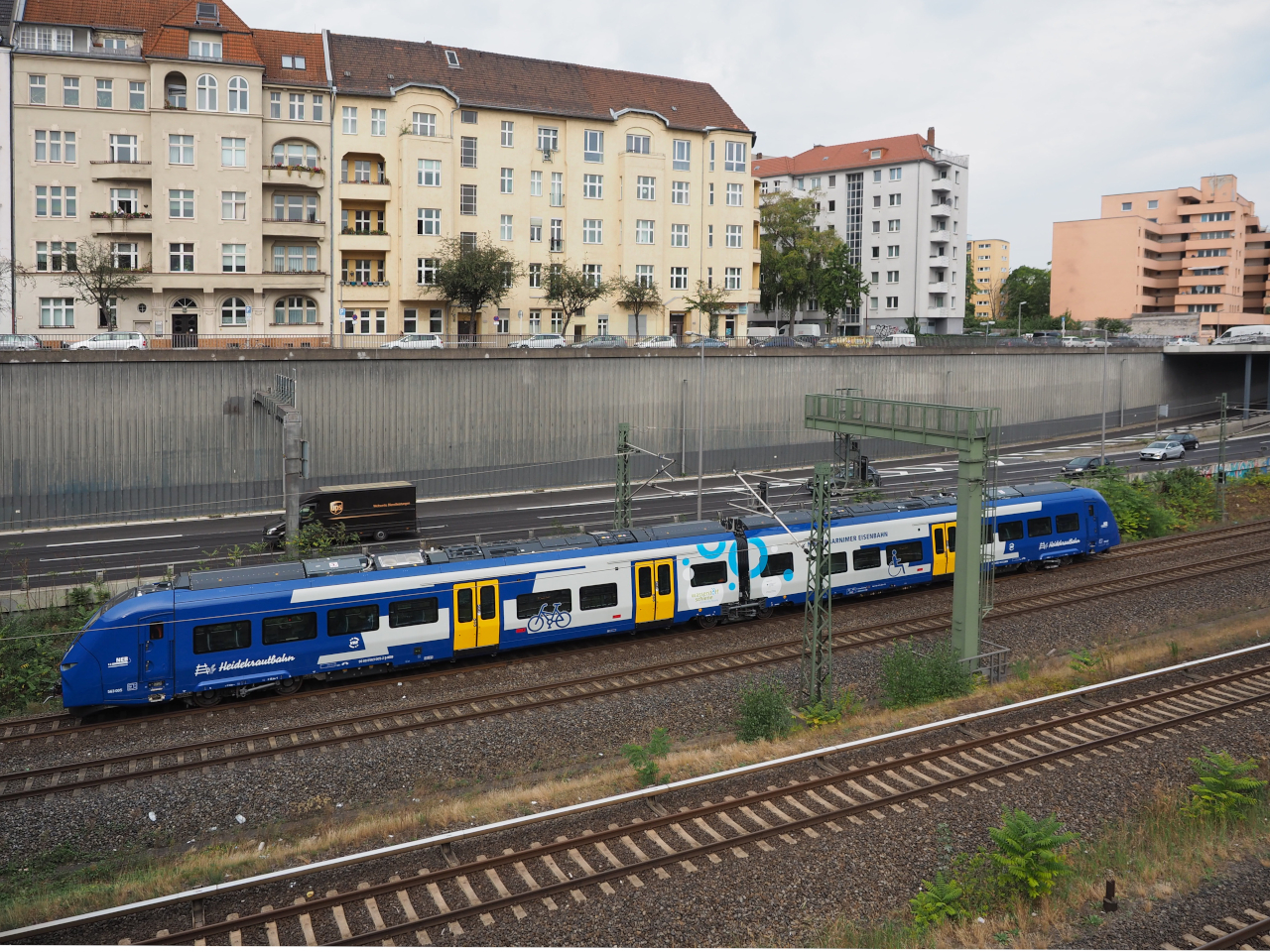 563 005-2 der NEB auf der Überführungsfahrt von Basdorf nach Berlin-Charlottenburg via Grunewald.
Hier auf Höhe Kaiserdamm.

Berlin, der 24.09.2024