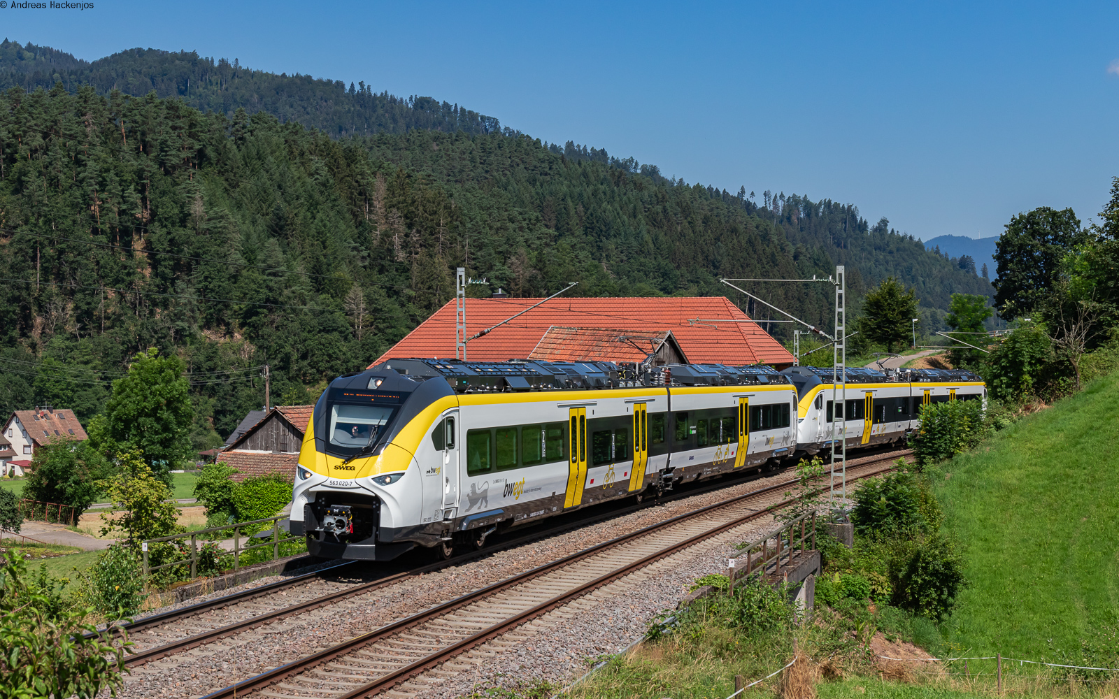 563 020 und 563 015 als SWE 87515 (Offenburg – Hornberg) bei Gutach 20.7.24