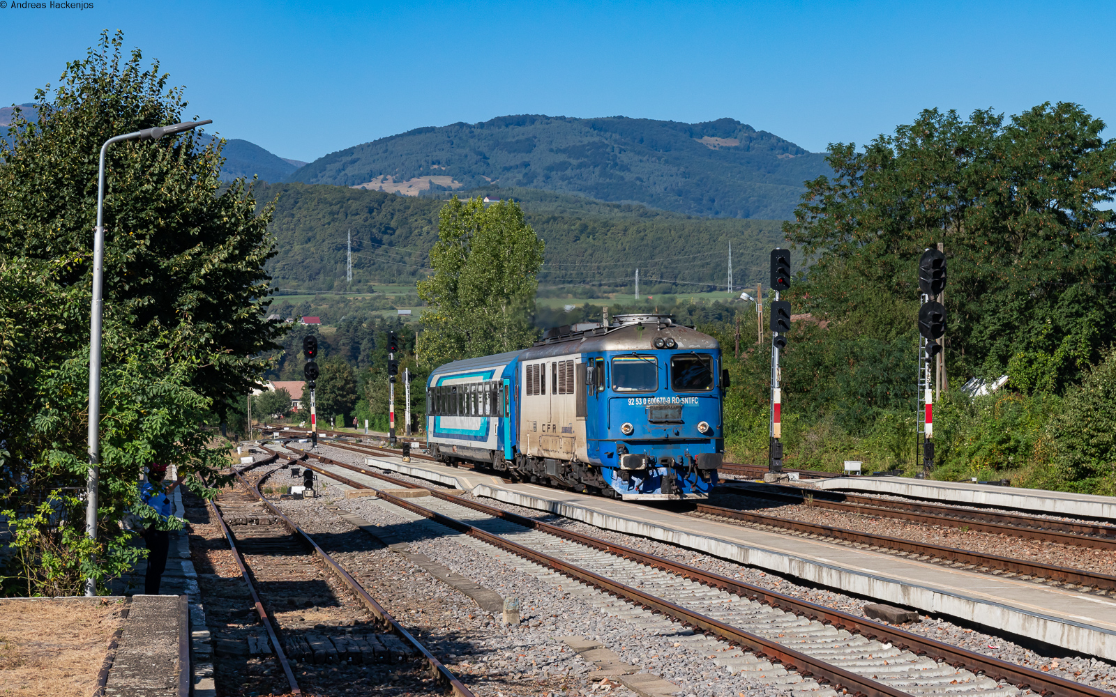 60 0670 mit dem IR 77 (Brasov - Simeria) im Bahnhof Tălmaciu 12.8.24