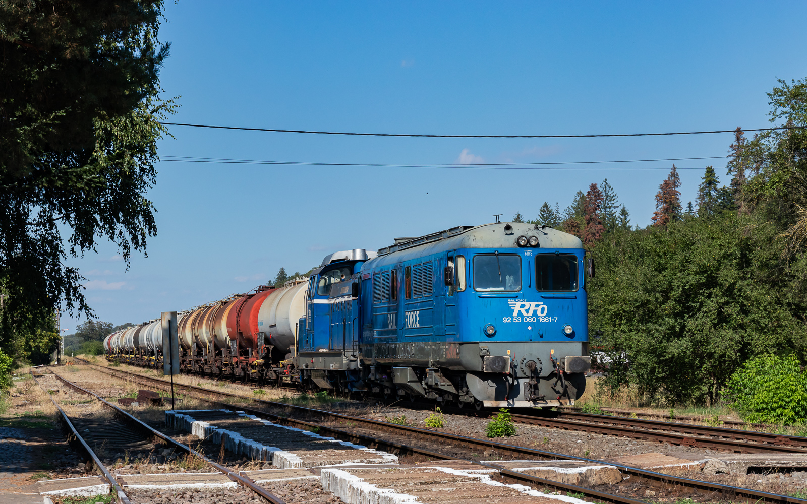 60 1661 und ??? mit einem Kesselwagenzug im Bahnhof Cristian 12.8.24