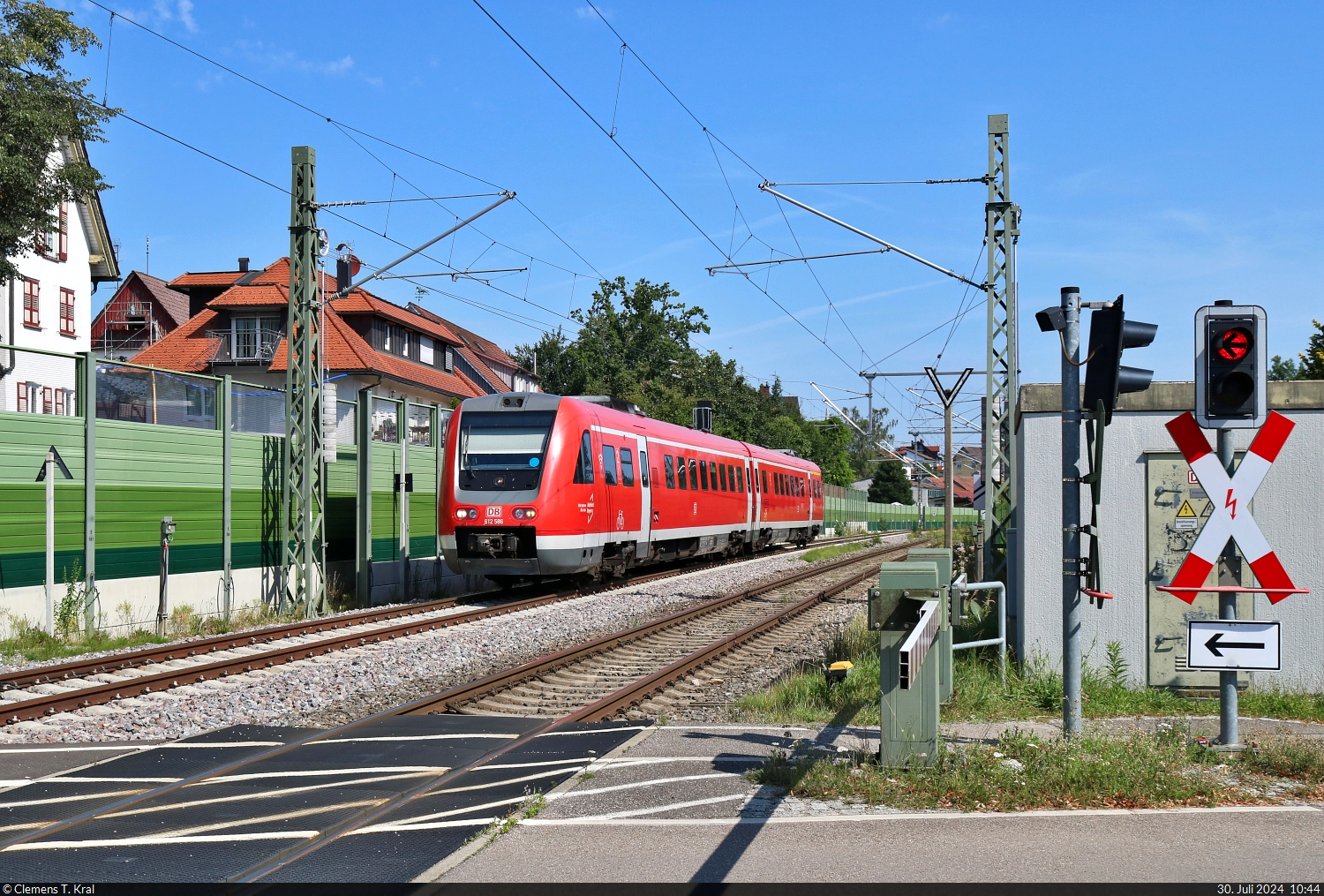 612 586-7 (Bombardier RegioSwinger) passiert den Bahnübergang im Lindauer Ortsteil Oberreitnau.

🧰 DB Regio Bayern
🚝 RE 3284 (RE 7) Augsburg Hbf–Lindau-Reutin
🕓 30.7.2024 | 10:44 Uhr