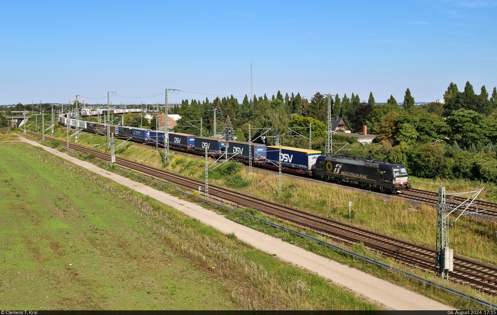 6193 705-1 (X4 E - 705 | Siemens Vectron) schlängelt sich mit ihren Aufliegern der Schenker AG und DSV A/S in den Nordteil des Knotens Halle (Saale).

🧰 Beacon Rail Capital Europe (BRCE), vermietet an Mercitalia Rail S.r.l.
🕓 6.8.2024 | 17:15 Uhr