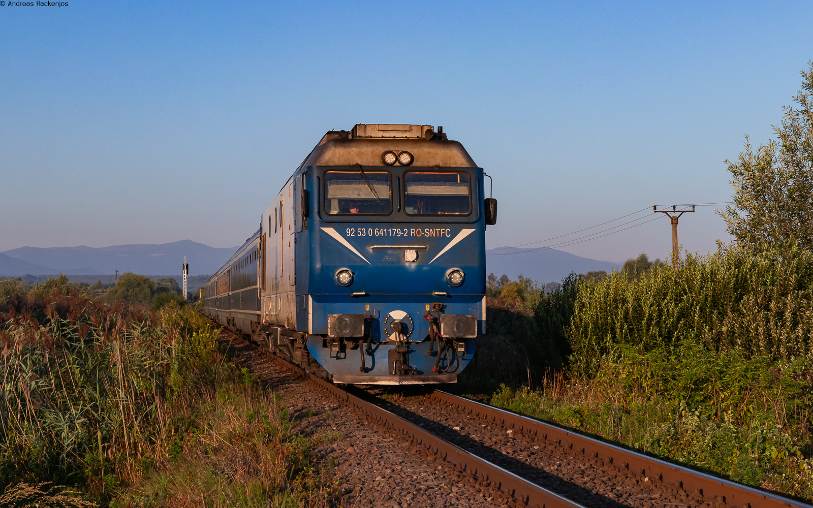 64 1179 mit dem NZ 473 (Budapest Keleti pu - Bucuresti Nord Gara A) bei Scoreiu 12.8.24