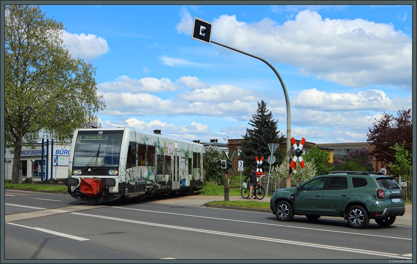 672 913-0 der DVE quert am 21.04.2024 den BÜ Albrechtstraße (B 184) mit seiner WSSB-Blinklichtanlage.