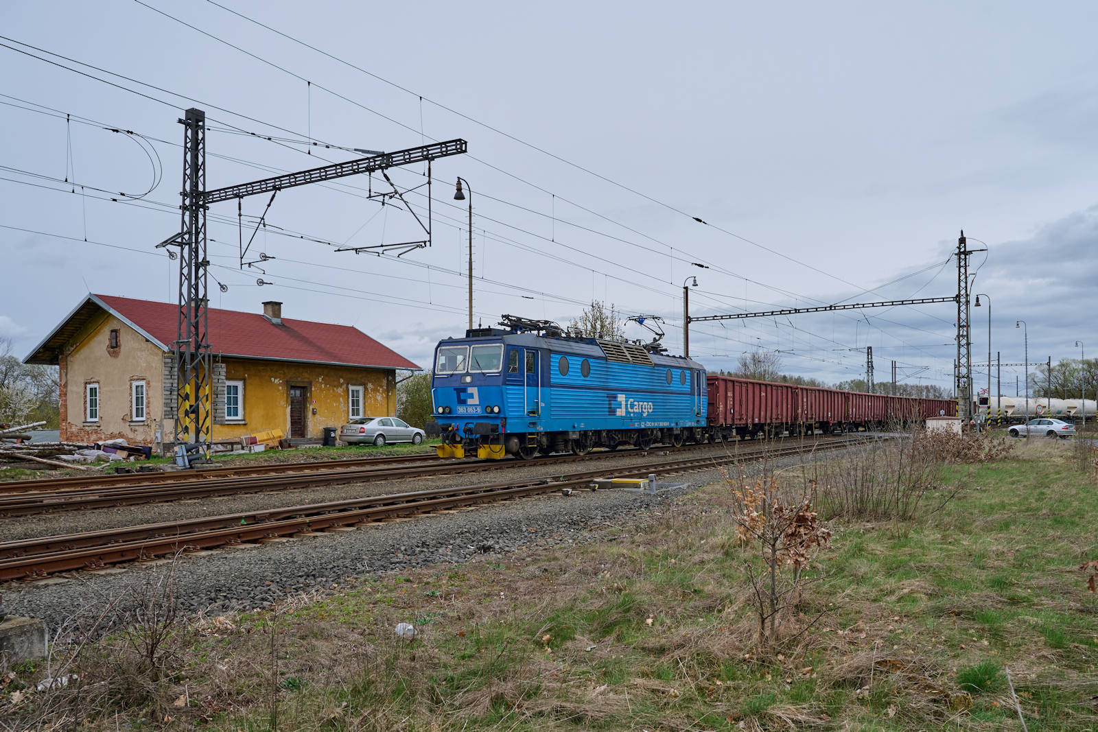 Am 03.04.2024 zog 363 063 einen gemischten Güterzug über die Egertalbahn in Richtung Cheb. Am Bahnwärterhäuschen in Tršnice vorbei, fährt der Zug in den Bahnhof Tršnice ein. 