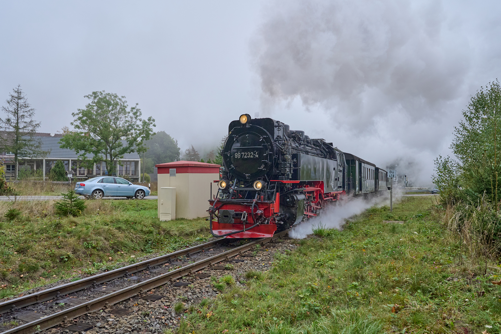 Am 05.10.2024 war der Traditionszug der Harzer Schmalspurbahnen auf dem Weg von Wernigerode zum Brocken. Da keine der Mallets betriebsfähig ist, musste mit 99 7232 auf eine der Neubauloks aus den 1950er Jahren zurückgegriffen werden, die auch im Regelbetrieb verkehren. Bei Drei Annen kreuzte der Zug im Nebel die L100. 