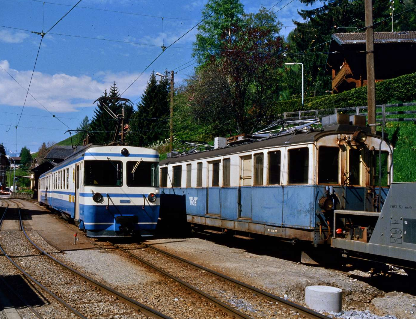 Am Bahnhof Les Avants begegnen sich am 18.05.1986 ein neuerer Lokalzug der Linie Montreux-Les Avants-Montreux und der schon abgestellte BDe 4/4 26 der Montreux Berner Oberland Bahn .
