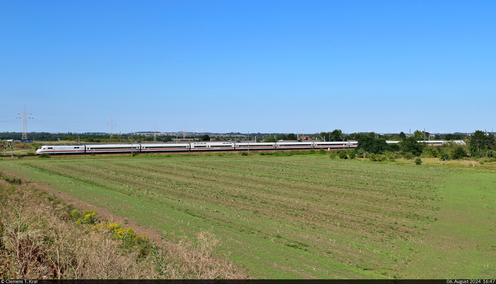 Am nördlichen Ende der Europachaussee fährt ein unerkannt gebliebener 401 von Bitterfeld kommend auf den Knoten Halle (Saale) zu.

🧰 DB Fernverkehr
🚝 ICE 2537 Bitterfeld–Frankfurt(M) Flughafen Fernbf
🕓 6.8.2024 | 16:47 Uhr