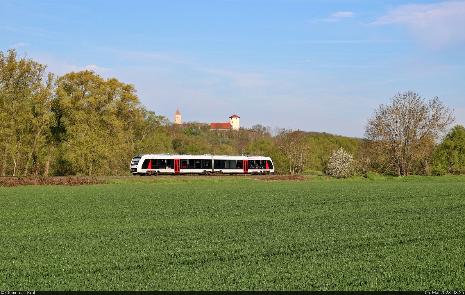 An der Burg Freckleben wurde auf einen unbekannten 1648 (Alstom Coradia LINT 41) nachgeschossen.

🧰 Abellio Rail Mitteldeutschland GmbH
🚝 RE 75724 (RE24) Halle(Saale)Hbf–Halberstadt
🕓 5.5.2023 | 9:25 Uhr