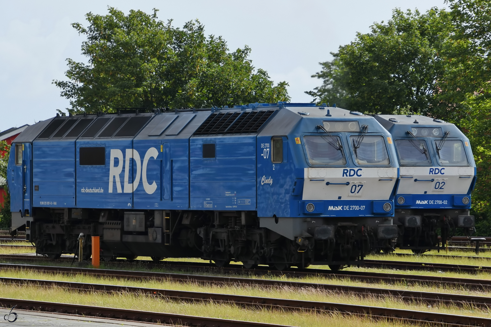 Anfang Juni 2024 waren die beiden RDC-Diesellokomotiven DE2700-07  Cindy  und DE2700-02  Carmela  Seite an Seite am Bahnhof in Niebüll zu sehen.