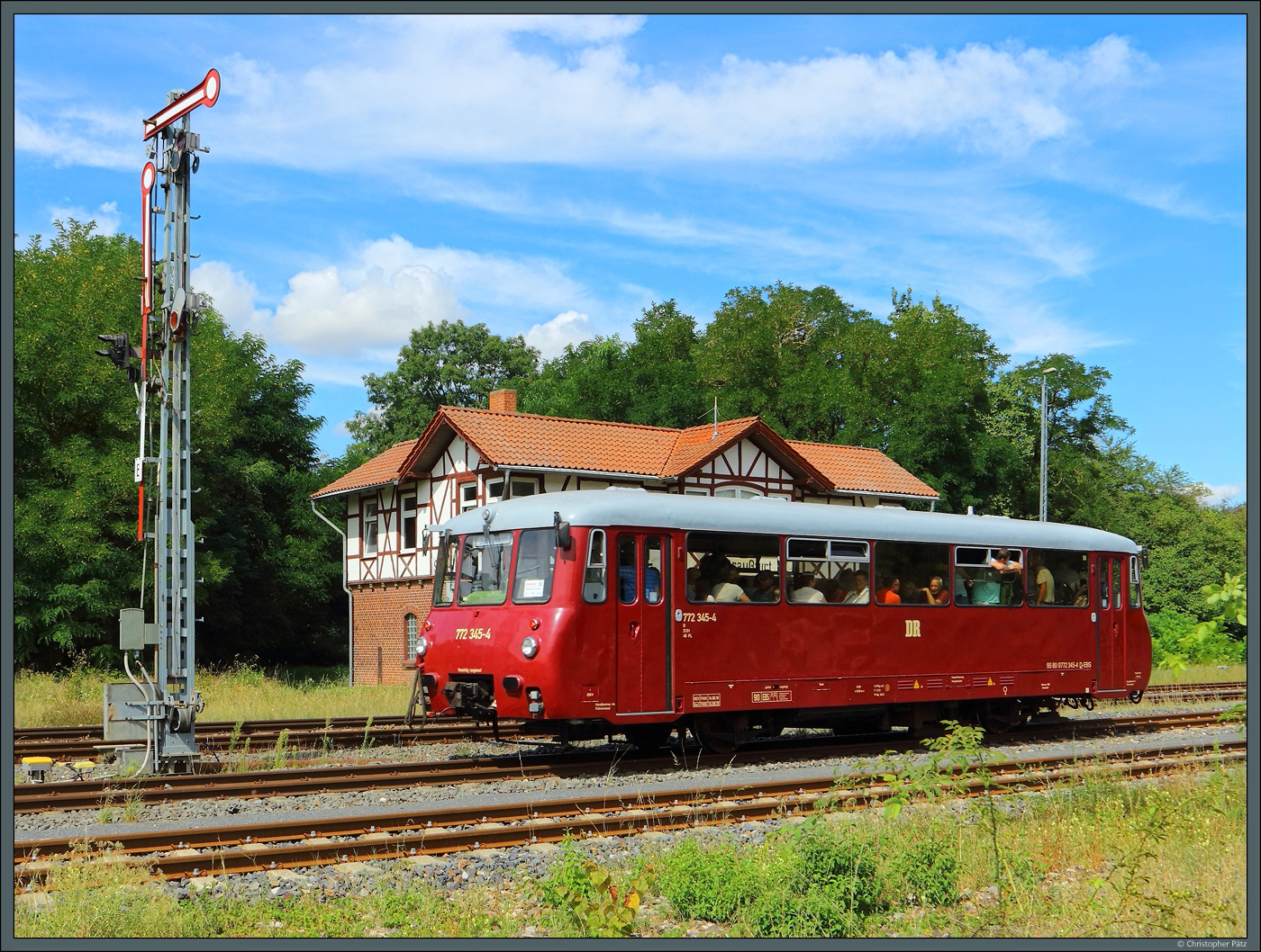 Anlässlich des 150-jährigen Jubiläums der Pfefferminzbahn war 772 345-4 der EBS zwischen Sömmerda und Straußfurt unterwegs. Hier ist der gut besetzte Zug am 17.08.2024 bei der Ausfahrt aus dem Bahnhof Strausfurt zu sehen, als er das Stellwerk Sn passiert. 