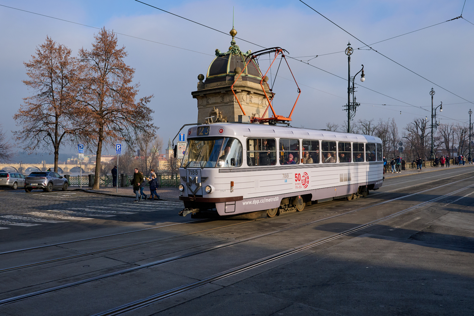 Anlässlich des 50. Geburtstages der Prager U-Bahn trägt T3SUCS 7188 eine Lackierung, die den ersten Prager U-Bahn-Wagen nachempfunden wurde. Am 28.12.2024 war der Wagen auf Linie 23 unterwegs und hat gerade die Brücke der Legionen in Richtung Královka überquert.