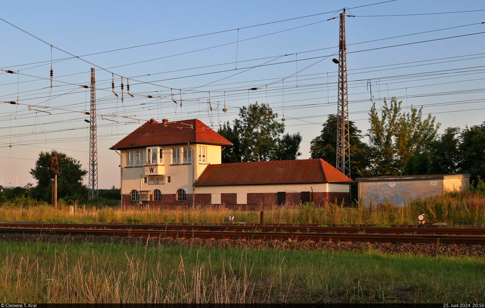 Auch für  W3  in Röblingen am See tickt die Uhr. Das elektromechanische Weichenwärter-Stellwerk der Bauart  Siemens & Halske 1912  soll Ende 2025 durch ein ESTW ersetzt werden. Dieses wird auch im Bahnhofsbereich stehen und örtlich besetzt sein.
Das zweite große elektronische Stellwerk im Zuge der Sanierung der Halle-Kasseler Bahn ist im Bahnhof Nordhausen geplant.

🕓 25.6.2024 | 20:50 Uhr