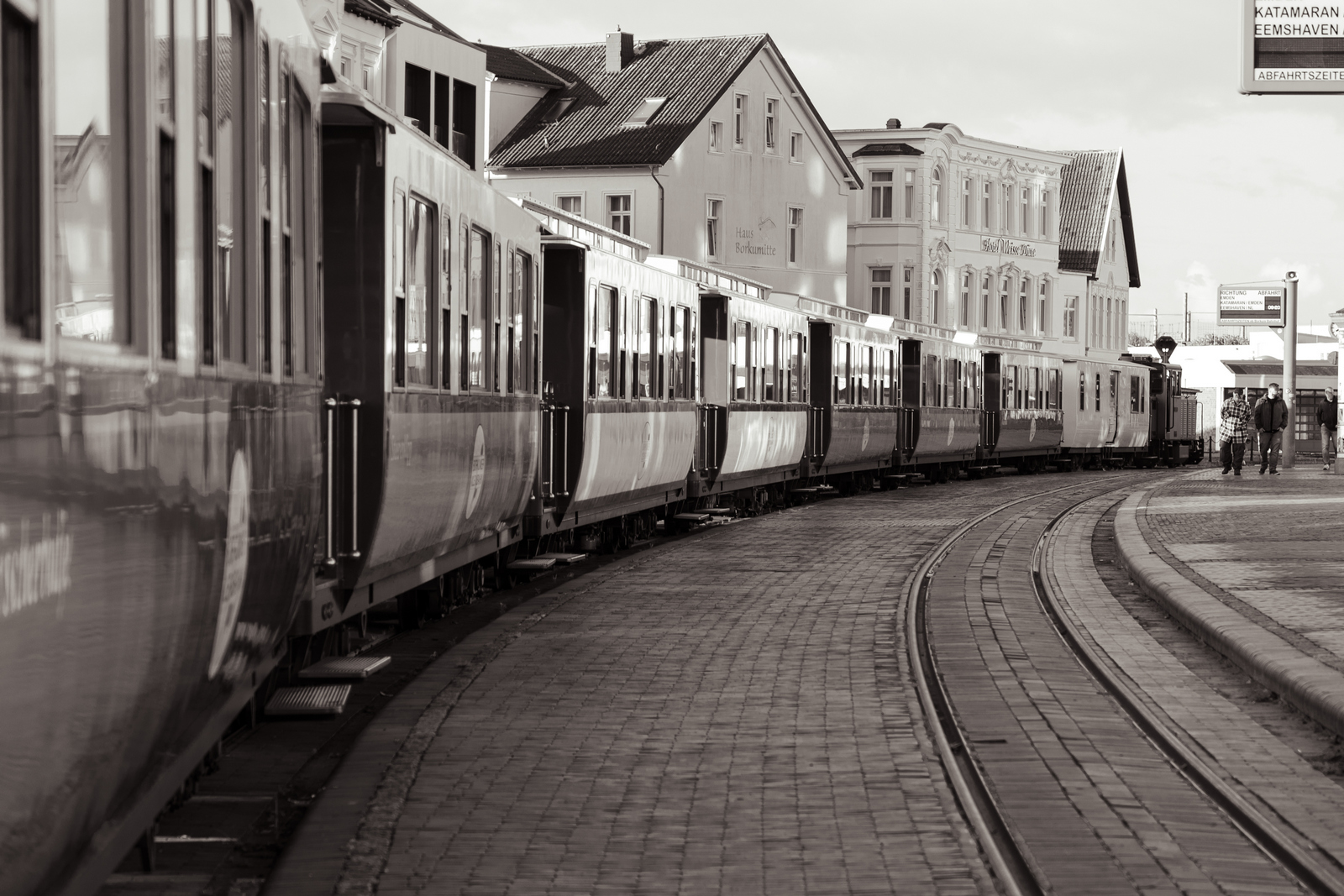 Auf alt gemacht, und im Jahre 2024 tatsächlich historisch, da der Inselbahnhof Borkum eine Bahnsteigsanierung erhalten hat. 31.8.23