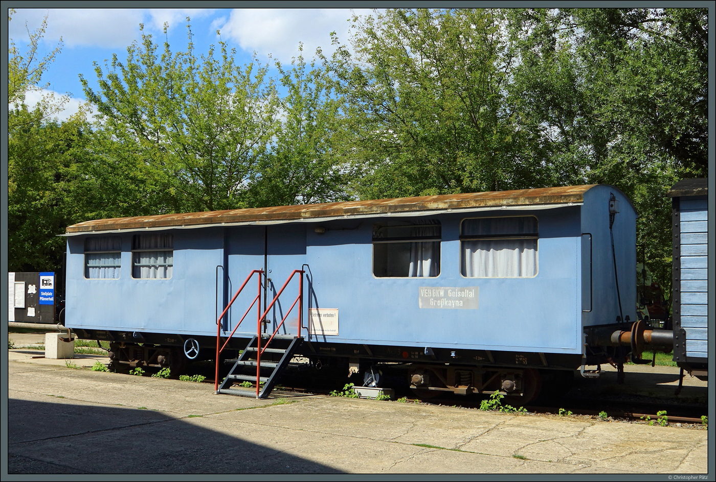 Auf dem Außengelände der Zentralwerkstatt Pfännerhall in Braunsbedra steht der ehemalige Werkstattwagen Nr. 33 des VEB BKW Geiseltal Großkayna als Ausstellungsstück. (Braunsbedra, 11.08.2024)