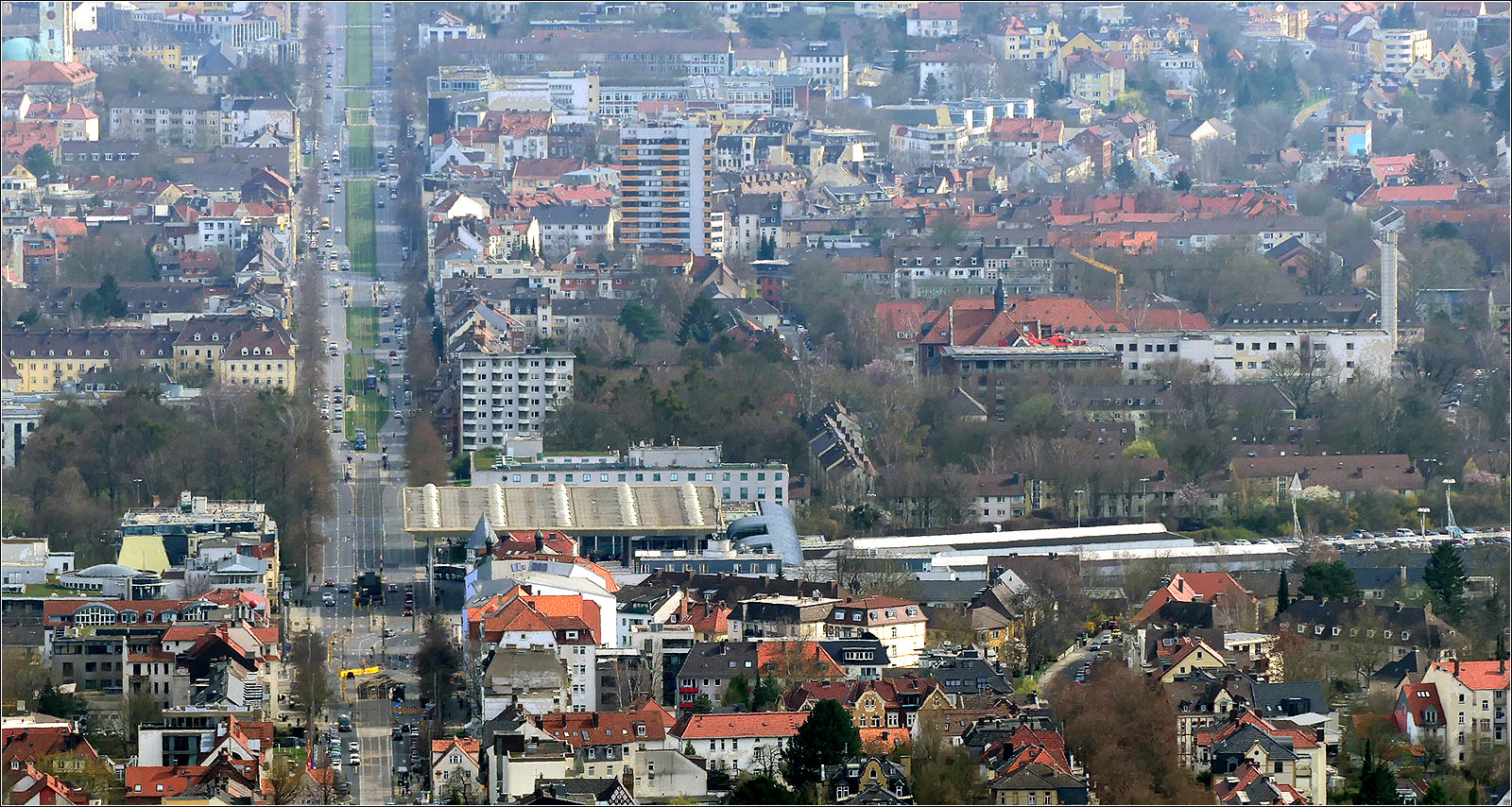 Auf grüner Trasse zum Bahnhof - 

Der Bahnhof Kassel-Wilhelmshöhe ist gut an das Straßenbahnnetz angebunden. Die Straßenbahn in der der Wilhelmshöher Allee fährt auf Rasengleis bis kurz vor den Bahnhof. Dort verschwenken die Gleise unter das große hohe Dach vor dem Empfangsgebäude des Bahnhofes Kassel-Wilhelmshöhe
verschwenken. Während die Straßenbahnstrecke im Bild von oben nach unten führt, verläuft die Bahntrasse von links nach rechts. Ganz rechtwinklig ist die Kreuzung der Bahn mit der Wilhelmshöher Allee allerdings nicht.

Ausblick vom Herkules-Denkmal hinunter nach Kassel.

