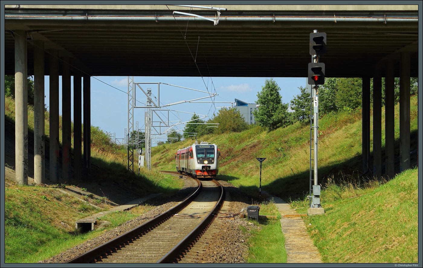 Auf der Pendellinie von Bahnhof Vilnius zum Flughafenbahnhof oro uostas ist am 02.09.2024 der RA2 033 der LTG unterwegs. Insgesamt 3 der bei Metrovagonmash gebauten Züge wurden nach Litauen exportiert.