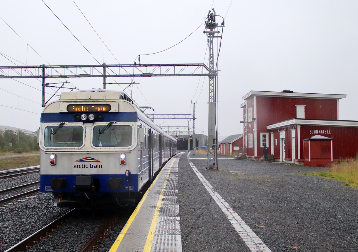 Aufenthalt des Arctic Trains im Wendebahnhof Björnfjell, es wäre genügend Zeit, die schöne Landschaft zu geniessen. Björnfjell, 16.8.2024