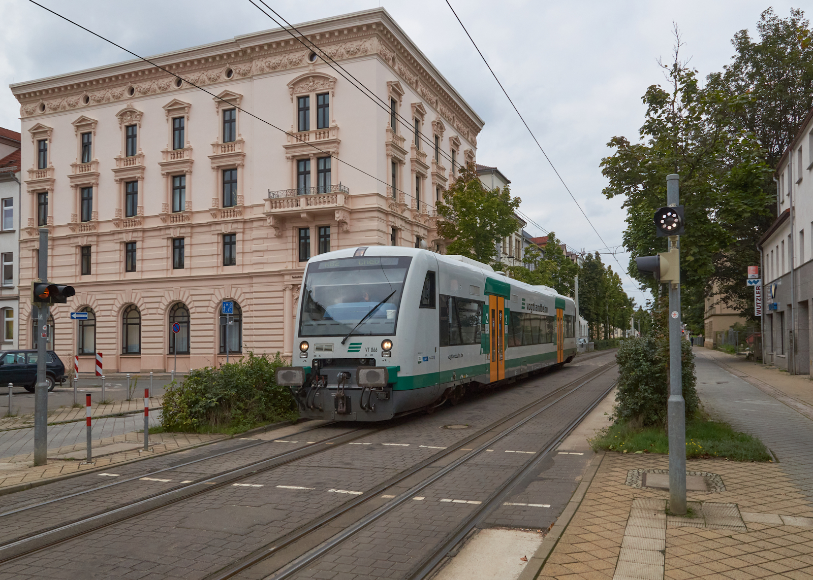 Aus dem Zwickauer Zentrum kann man direkt nach Cheb fahren. Am 20.09.2021 fuhr VT066 der Vogtlandbahn als RB 20987 durch die Äu0ere Schneeberger Straße in Zwickau in Richtung Cheb. Dabei wird die Strecke der Straßenbahn mitgenutzt. 